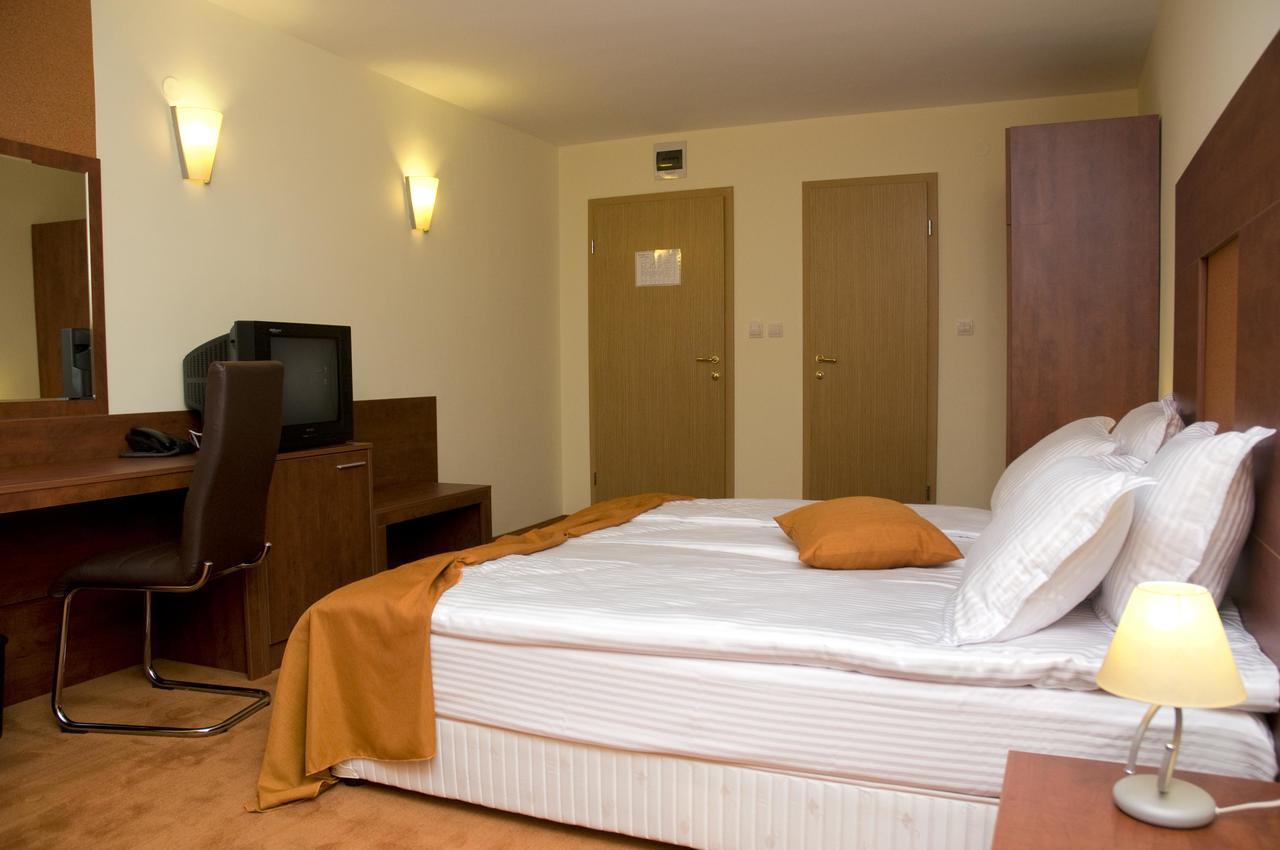 Hotel 4 Zona Sofia Buitenkant foto